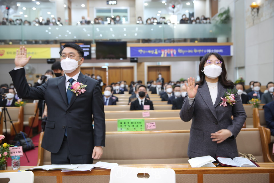 수원북부교회 김경덕 목사, 위임 서약 모습