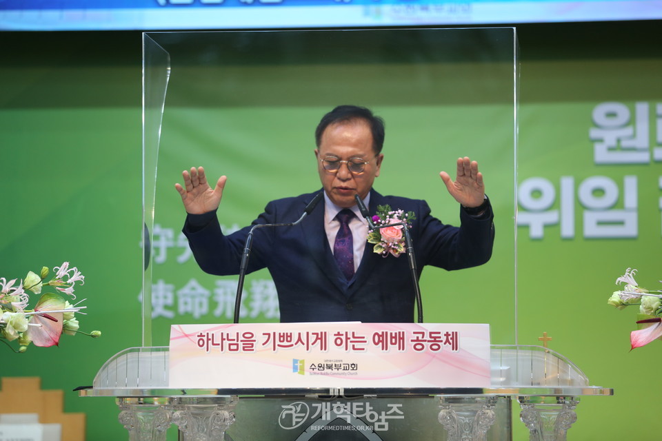 증경 노회장 이종찬 목사 축도 모습