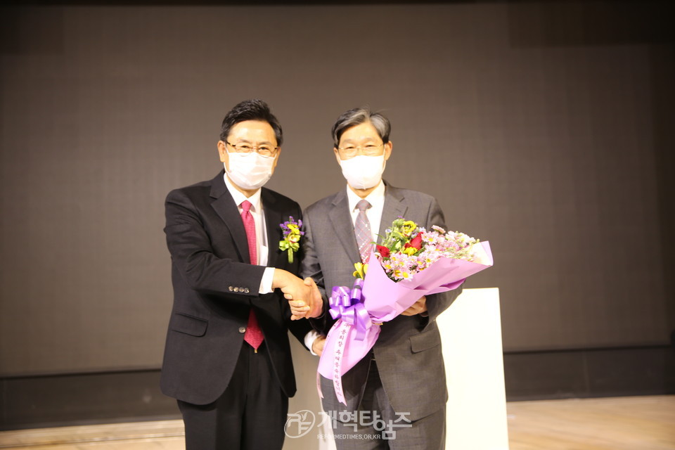 호남지역 총회총대 초청 송년회, 부총 후보로 추대된 한기승 목사 모습