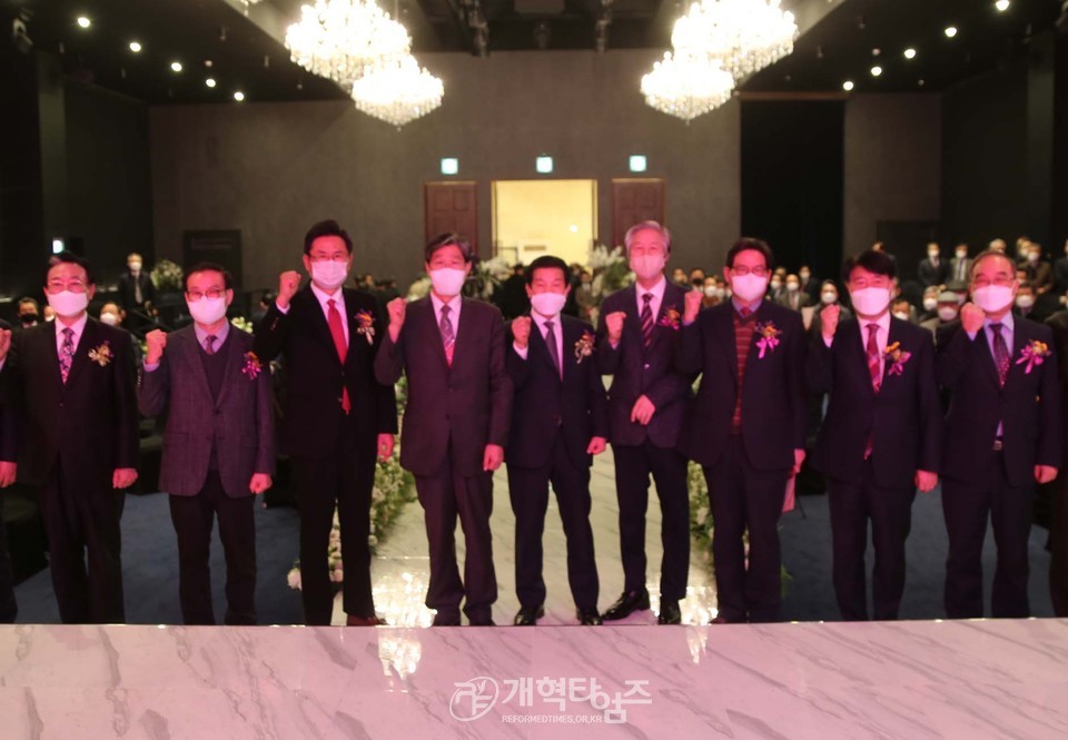 호남지역 총회총대 초청 송년회, 제107회 부총 후보로 한기승 목사 추대 모습