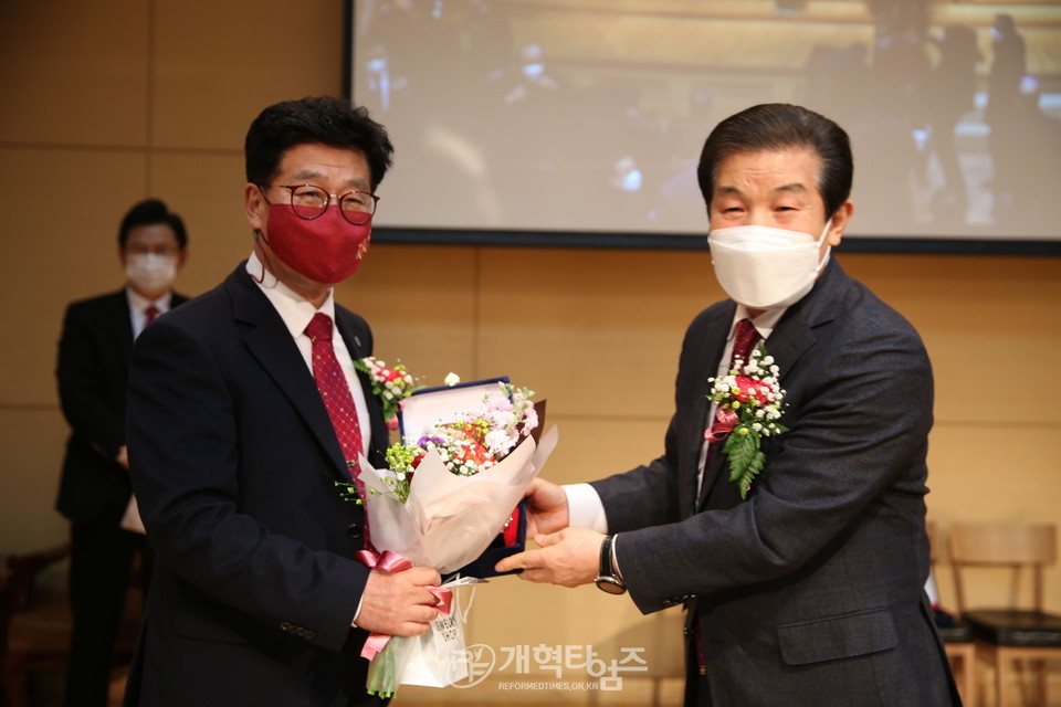 전국호남협, '2022년 신년하례회 및 당선자 축하식', 총회 은급부장 김재규 목사 축하 모습