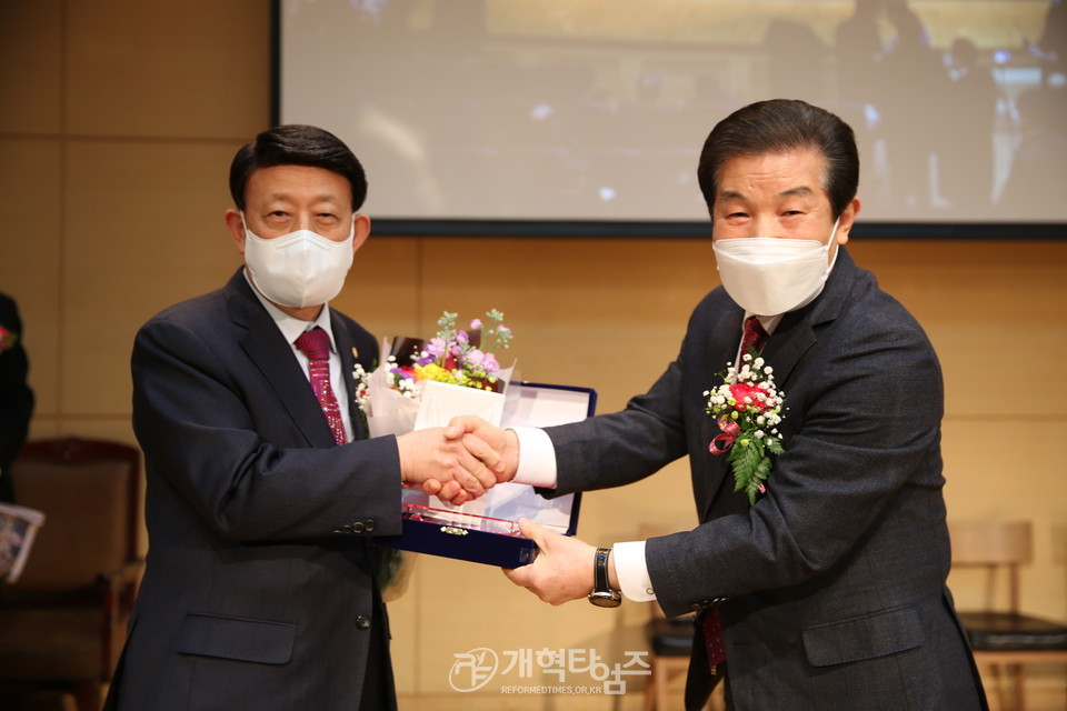 전국호남협, '2022년 신년하례회 및 당선자 축하식', 총회 농어촌부장 정채혁 장로 축하 모습