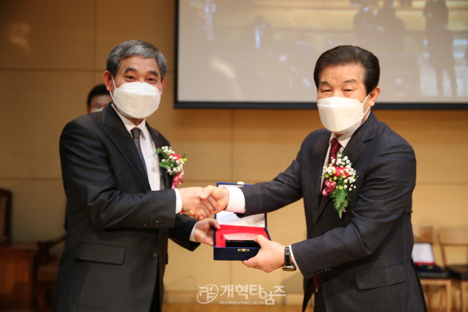 전국호남협, '2022년 신년하례회 및 당선자 축하식', 총회 구제부장 나은영 장로 축하 모습