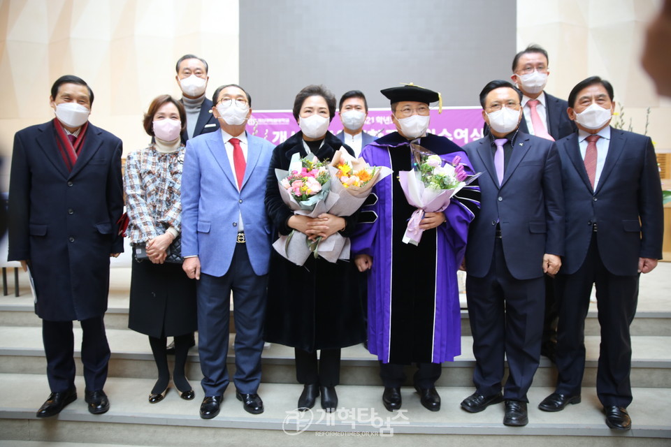 소강석 목사, 개신대학원대학교에서 명예철학박사 수여 모습