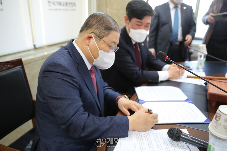 한교총과 한기총, 「한국교회 연합 기관 통합을 위한 기본합의서」 서명 모습