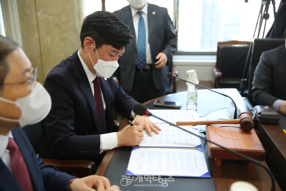 한교총과 한기총, 「한국교회 연합 기관 통합을 위한 기본합의서」 서명 모습