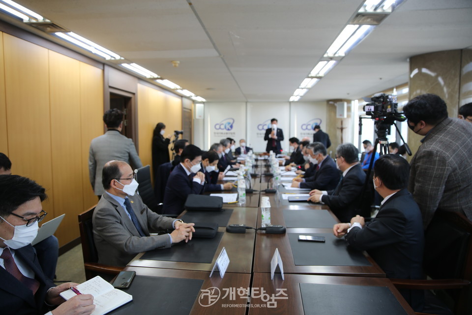 한교총과 한기총, 「한국교회 연합 기관 통합을 위한 기본합의서」 서명 모습