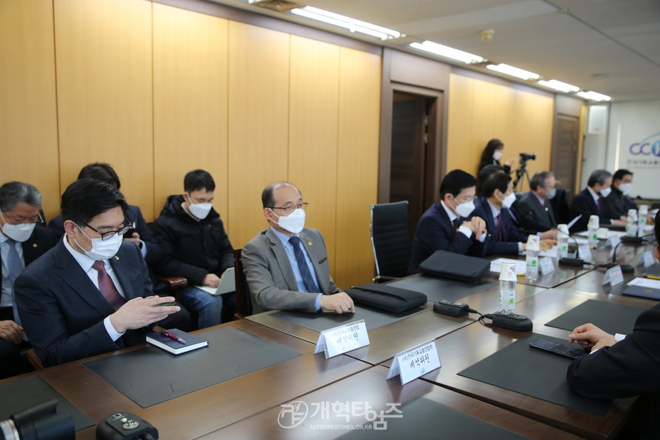 한교총과 한기총, 「한국교회 연합 기관 통합을 위한 기본합의서」 서명 모습