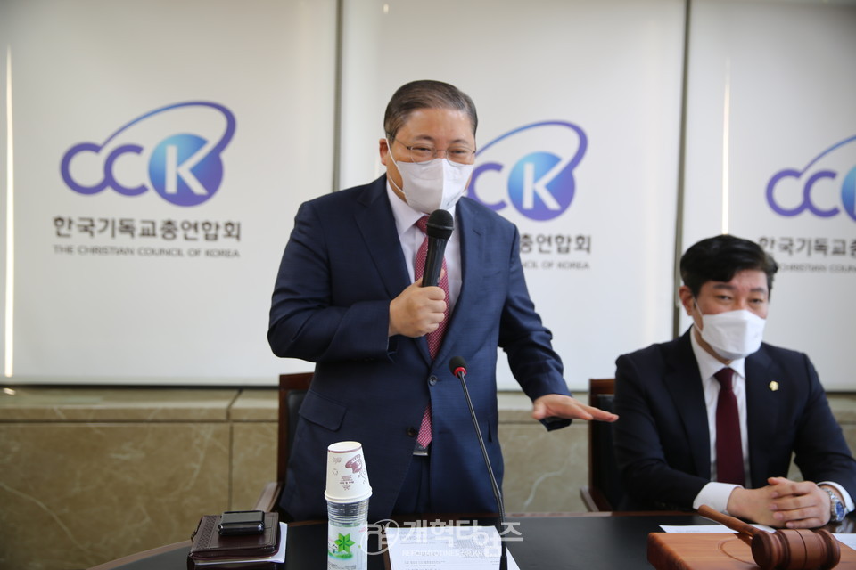 한교총과 한기총, 「한국교회 연합 기관 통합을 위한 기본합의서」 서명 모습