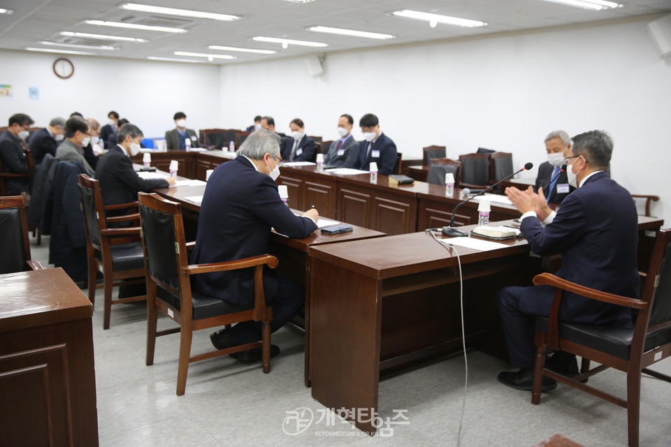 신학부 임원 및 신학정체성선언준비위원회 연석회의 및 연구위원회의 모습