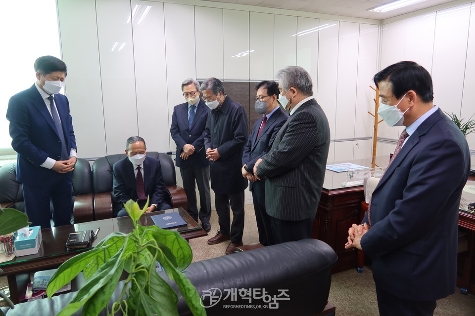 윤석봉 목사, 총신대 신대원 총동창회 장학금 기탁식 모습