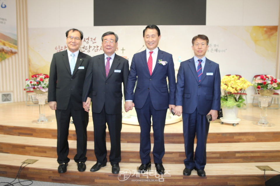 부산동현교회 새성전 입당 및 헌당감사에배 모습