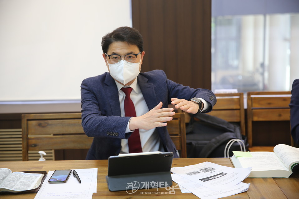 제106회기 총회 학생지도부, 서기 최광영 목사 모습