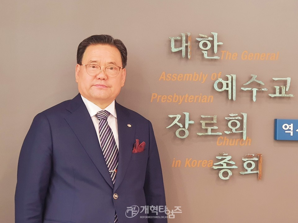 제107회 총회 고시부장 후보로 등록한 김동관 목사 모습