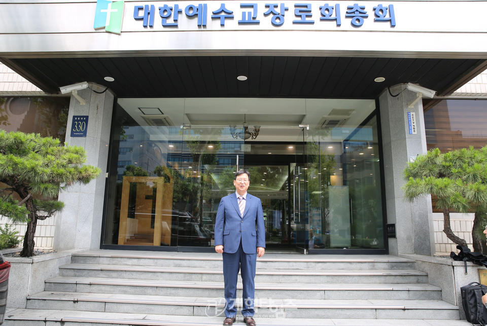 제107회 총회 공천위원장 후보로 등록한 이양수 목사 모습