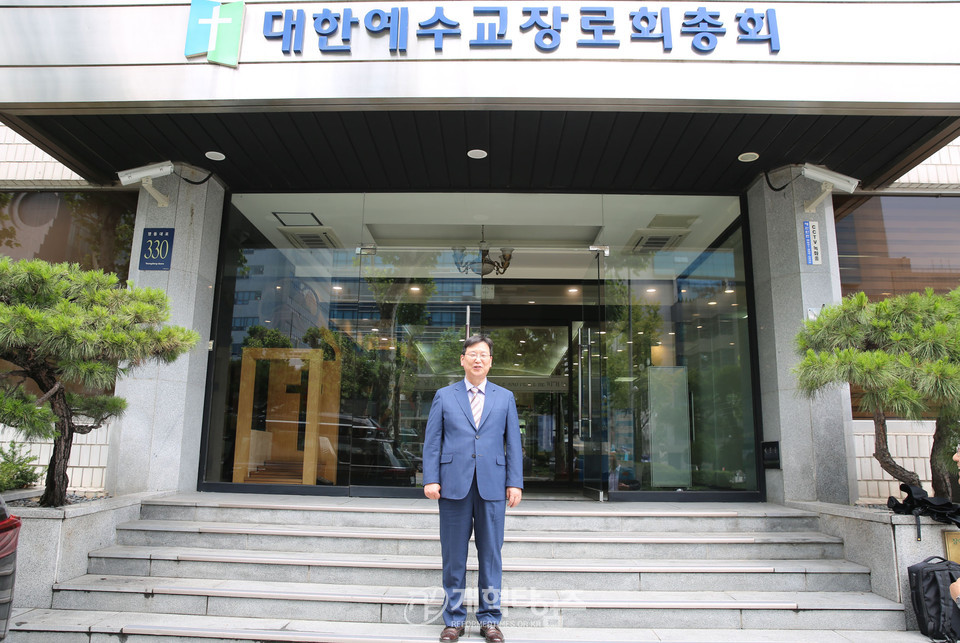 제107회 총회 공천위원장 후보로 등록한 이양수 목사 모습