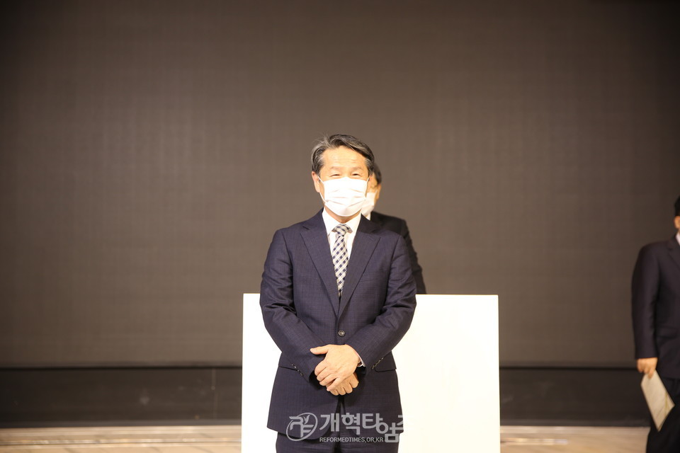호남지역 총회총대 초청 송년회, 제107회 기독신문 사장 출마 후보자 인사 모습