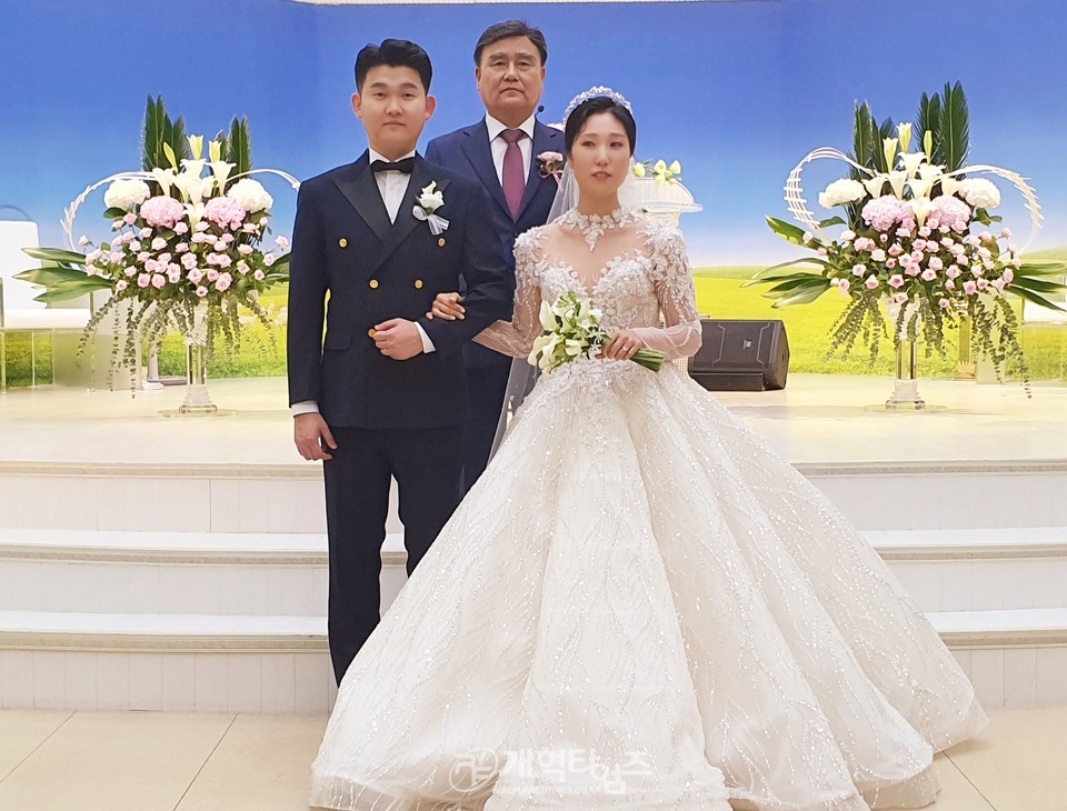 총회 부서기 고굉석 목사 아들 결혼 예식 모습