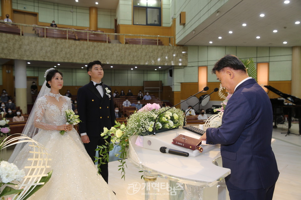 총회 부서기 고굉석 목사 아들 결혼 예식 모습