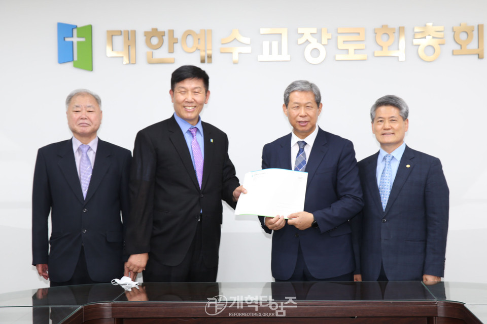 제107회 총회 신학부장 후보로 등록한 한종욱 목사 모습