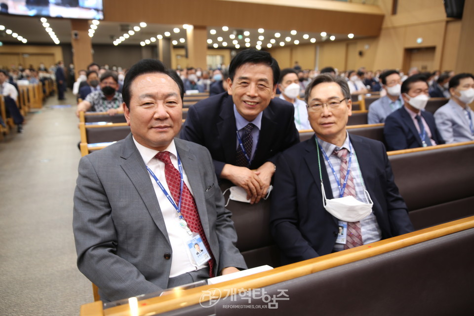 제107회 총회 출판부장 송영식 목사 모습(중앙)