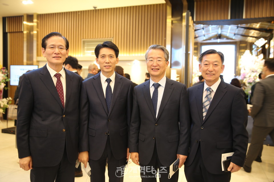 예수열방교회 박순석 목사, 아들 박성호군 결혼감사예배 모습