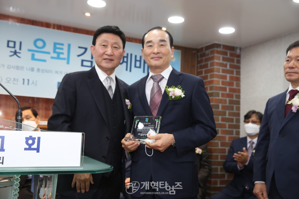 새동도교회 임직 및 은퇴 감사예배 모습