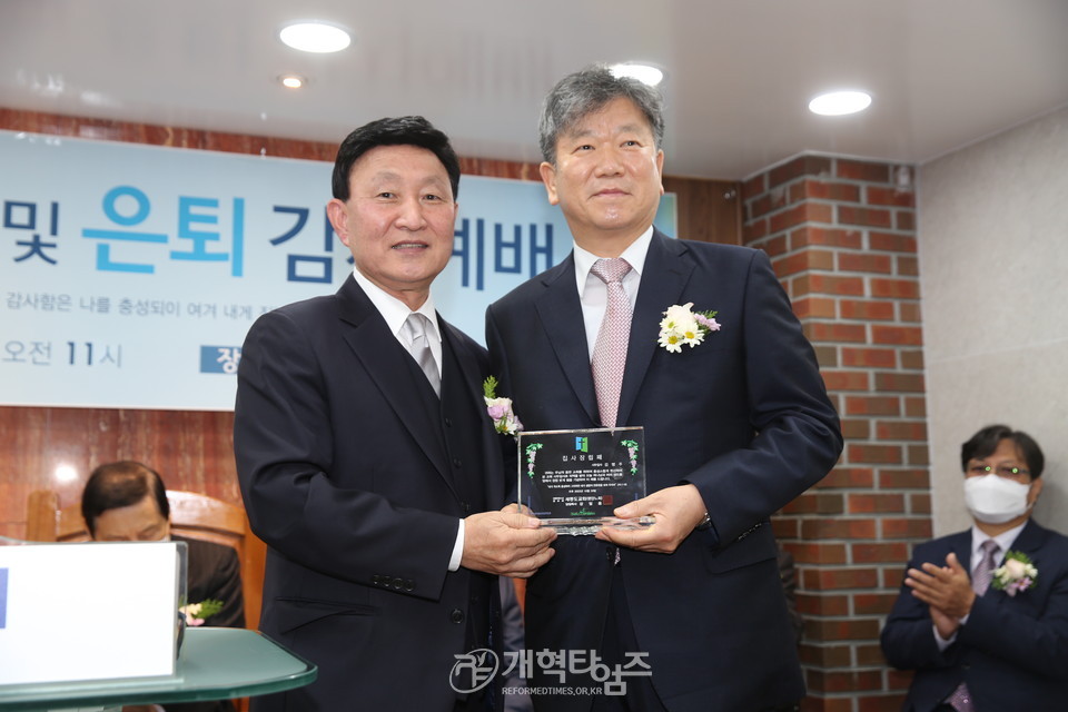 새동도교회 임직 및 은퇴 감사예배 모습