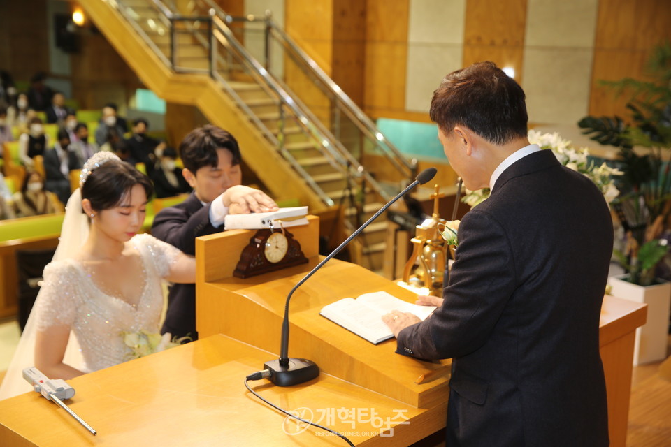 은샘교회 조승호 목사 아들 조민영 군 결혼 예식 모습