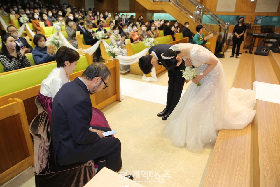 은샘교회 조승호 목사 아들 조민영 군 결혼 예식 모습