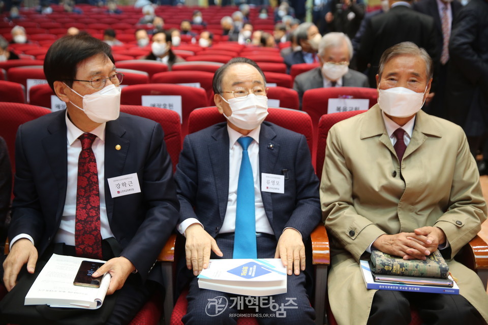 우측이 설교자인 예장 통합 전 총회장 최기학 목사
