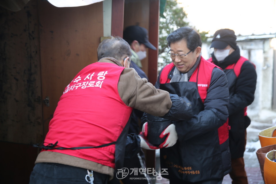 제53회기 서울지구장로회연합회 사랑의 연탄나누기 모습