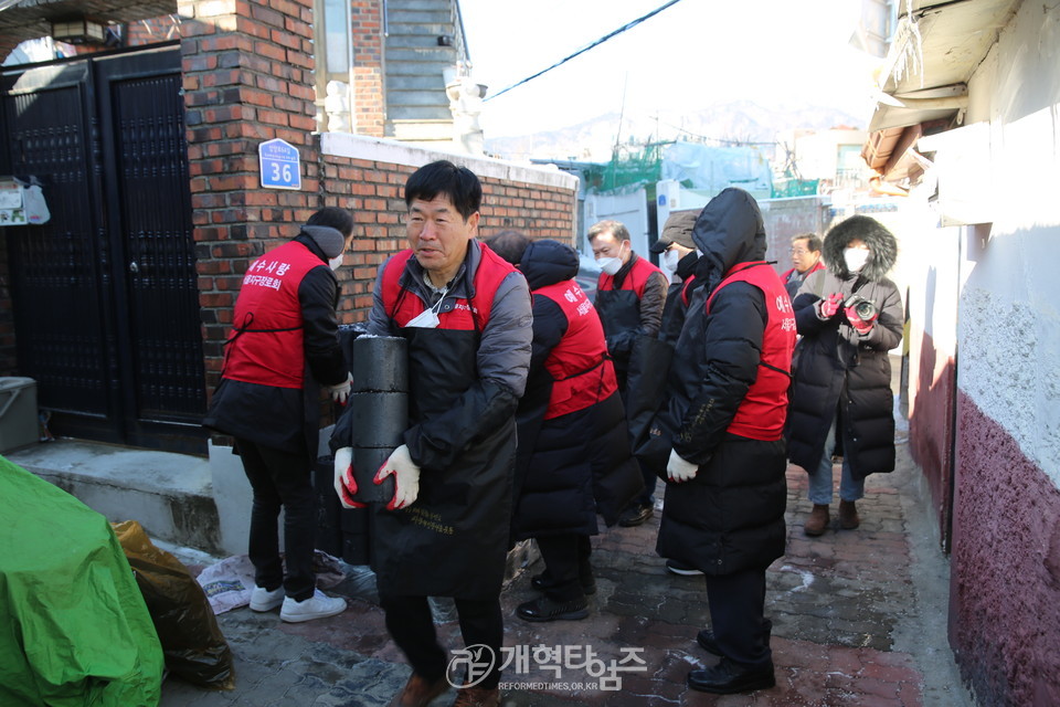 제53회기 서울지구장로회연합회 사랑의 연탄나누기 모습