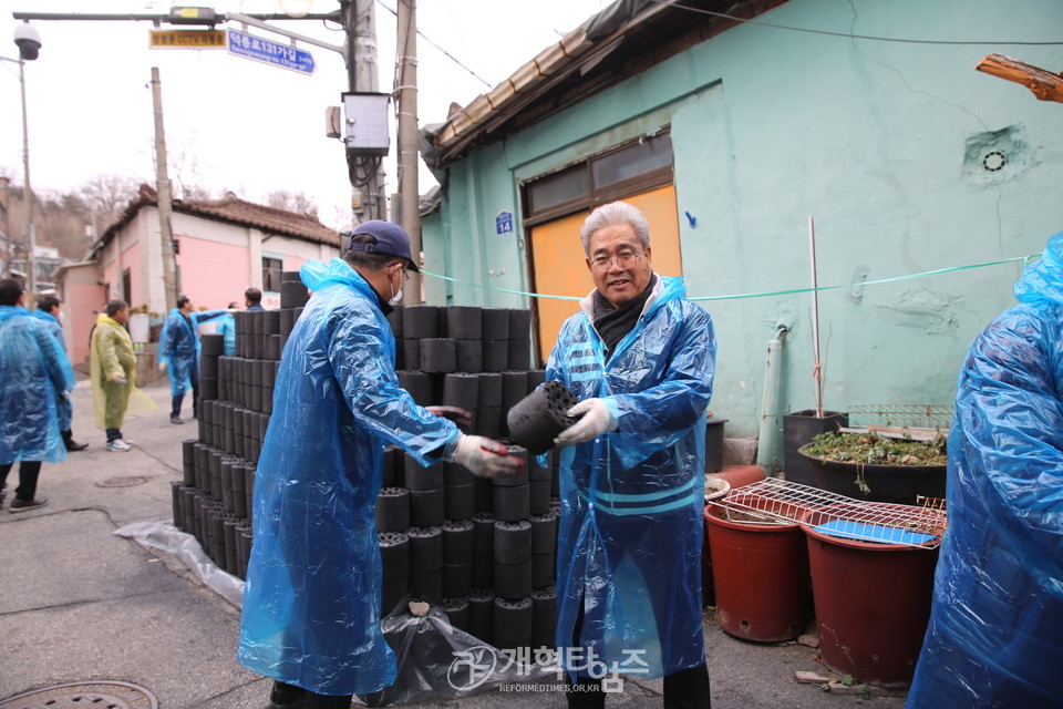 서울지역남전도회연합회 사랑의 연탄ㆍ김치ㆍ라면 나눔행사 모습