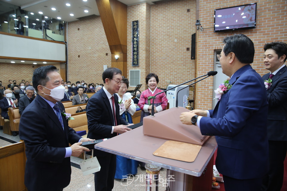 서울신흥교회, 김철중 목사, 원로 목사 추대 및 담임목사 위임, 원로 장로 추대 감사예배 모습