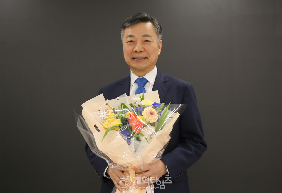 총신대재단이사회에서 신임 총장으로 선출된 박성규 목사 모습