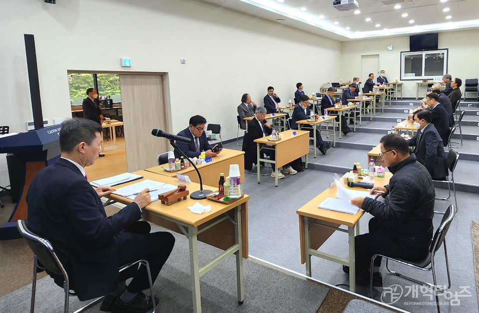 칼빈대 학교법인 이사회, 황건영 박사 신임 총장 선출 모습