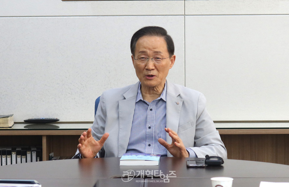 남현교회 원로 이춘복 목사, 「쉬운 목회」 출판간담회 모습