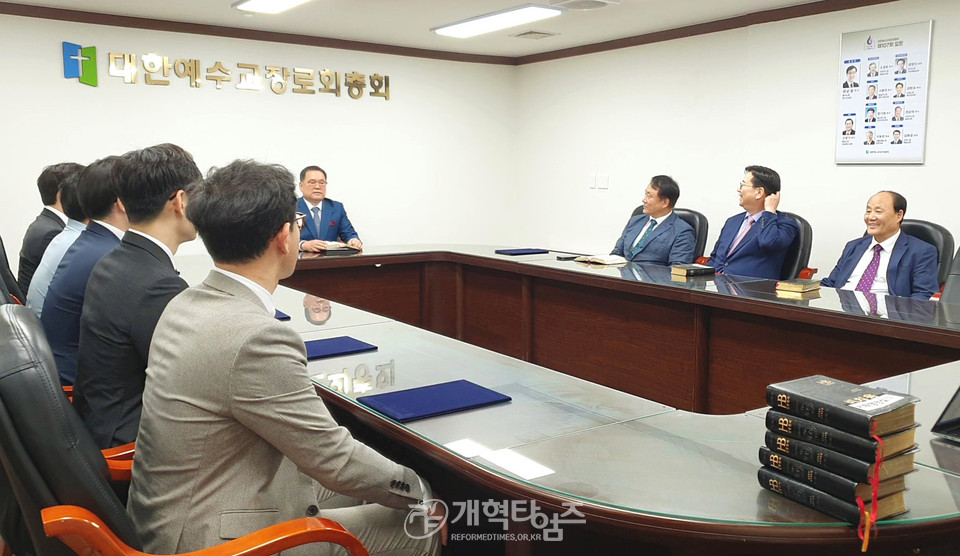 고시부, 2023년도 강도사 고시 성적 우수자 시상식 모습