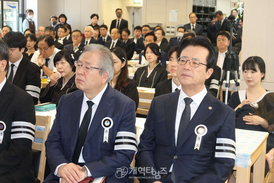 제107회 총회 임원회 주관 故 오상진 목사 유족위로예배 모습