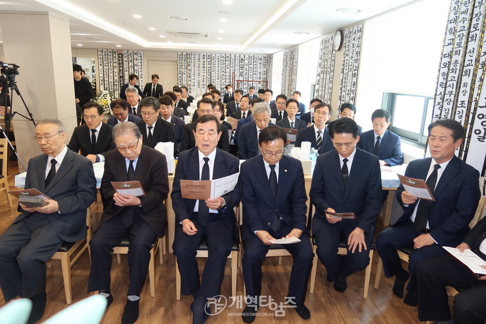 제107회 총회 임원회 주관 故 오상진 목사 유족위로예배 모습
