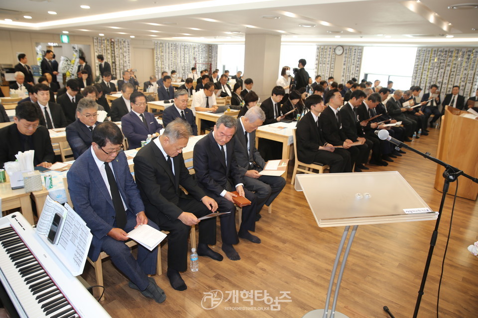제107회 총회 임원회 주관 故 오상진 목사 유족위로예배 모습