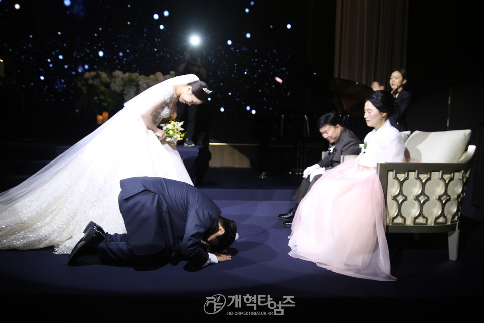 총회 총무 서리 한기영 목사, 장녀 한주희 양 결혼 예배 모습