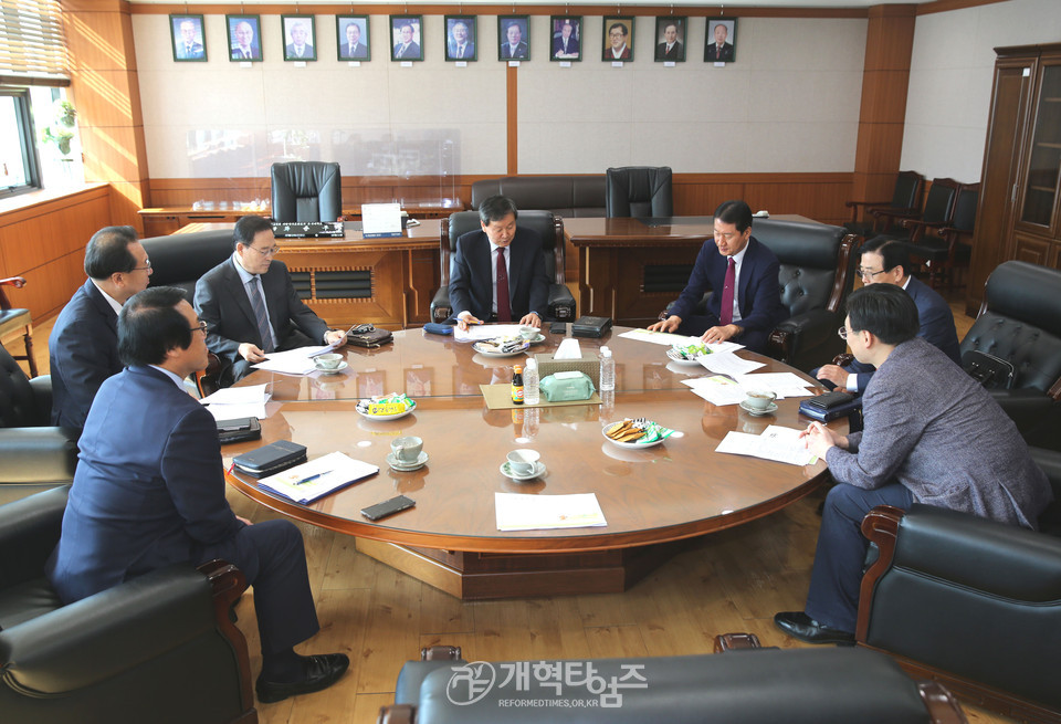 총신대 신대원 총동창회 장학금 전달 예배 모습