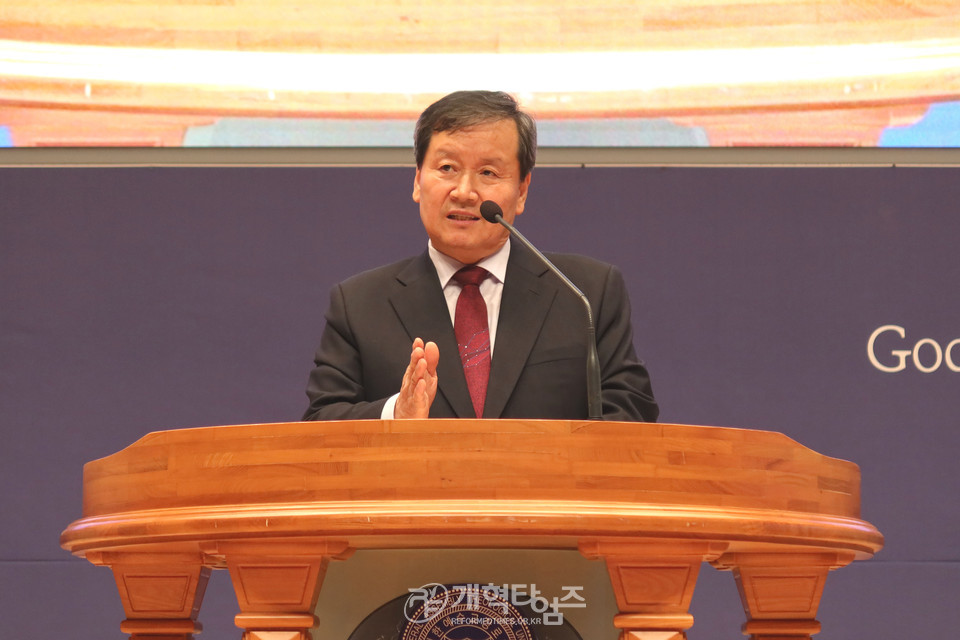총신대 신대원 총동창회 장학금 전달 예배 모습