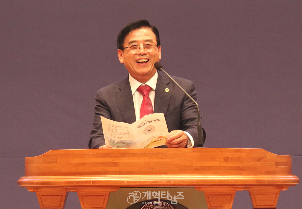 총신대 신대원 총동창회 장학금 전달 예배 모습