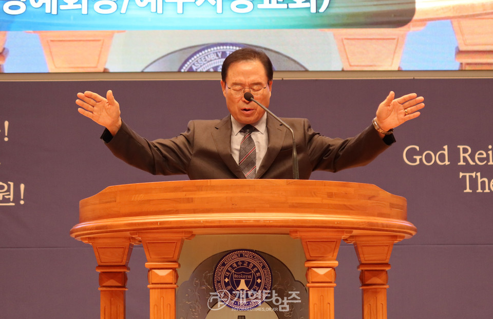 총신대 신대원 총동창회 장학금 전달 예배 모습