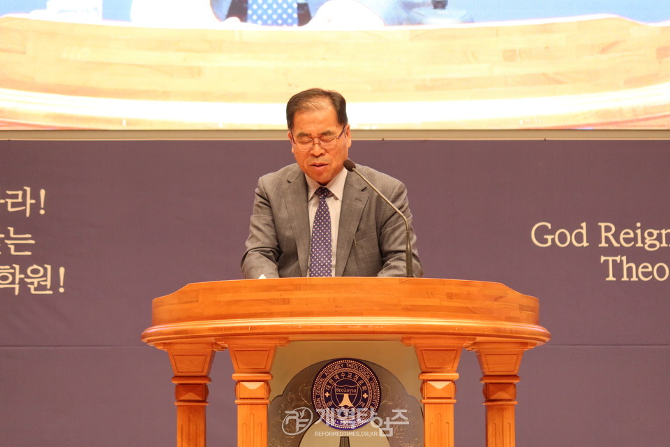 총신대 신대원 총동창회 장학금 전달 예배 모습