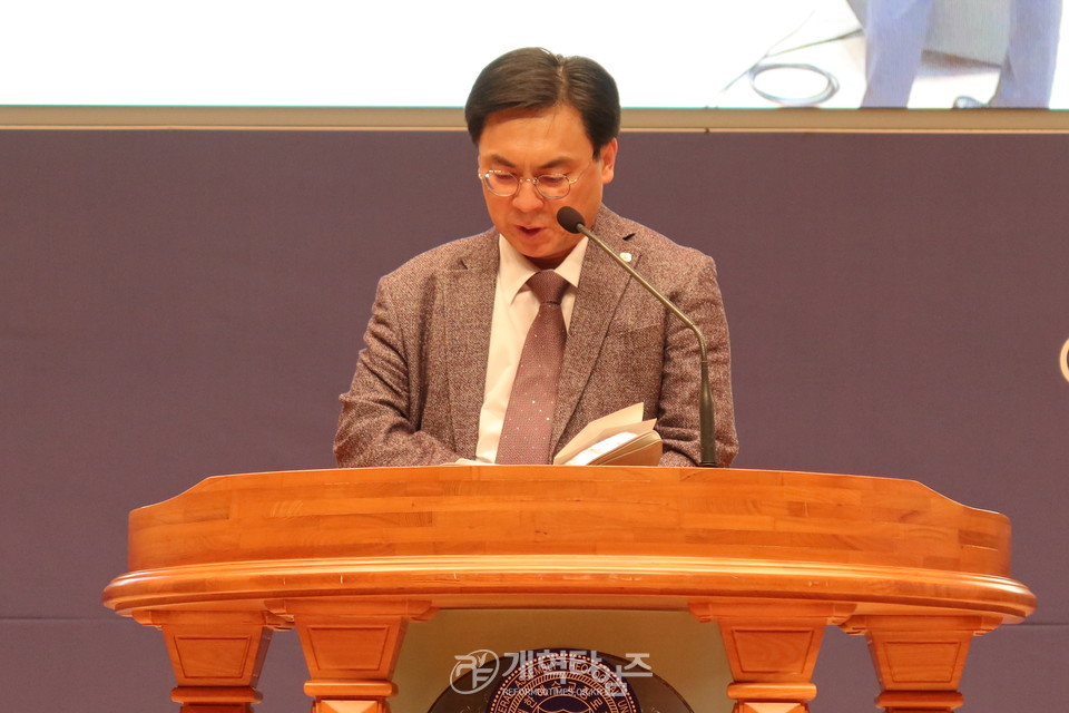 총신대 신대원 총동창회 장학금 전달 예배 모습