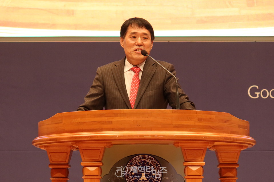 총신대 신대원 총동창회 장학금 전달 예배 모습
